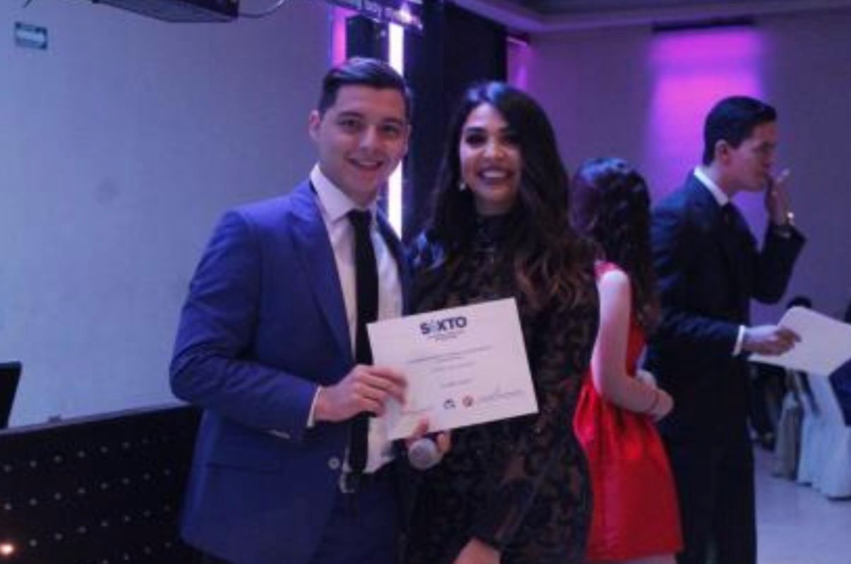 Certificado a un alumno de SEM Cajeme